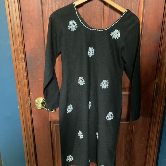 Semiformal Pakistani winter black kameez embroidered w/silver threads and stones - Picture 1 of 3